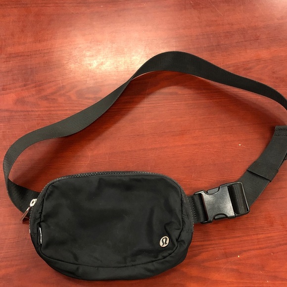 lululemon athletica Handbags - Lululemon Everywhere Belt Bag with adjustable shoulder strap
